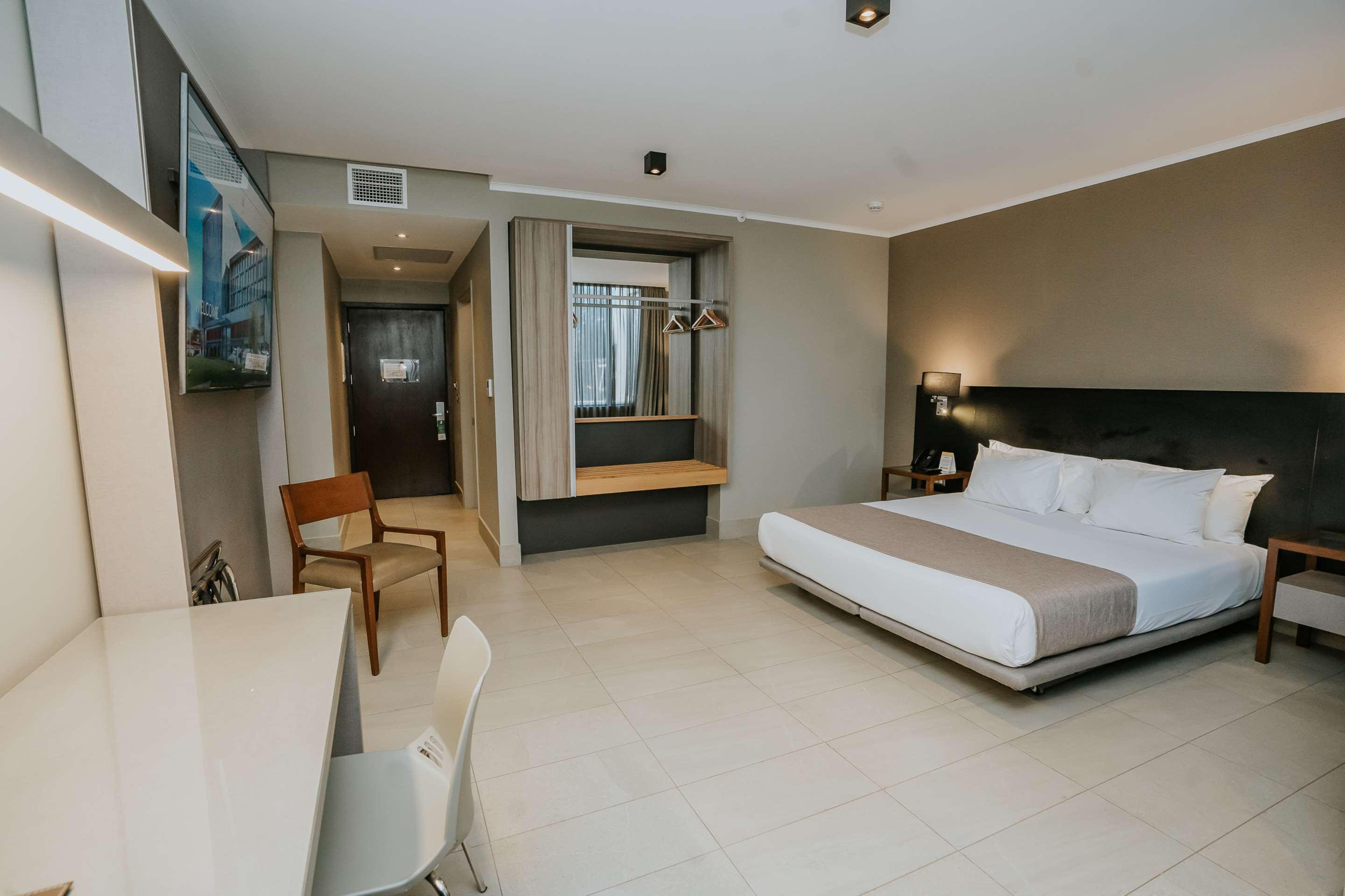 ice-5932918-f0010e-454471 Best Western Ferrat