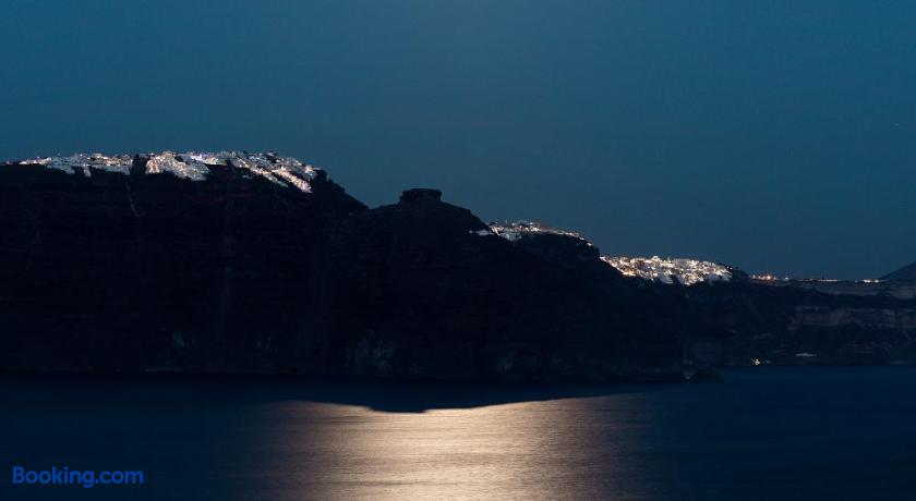 booking-1070793944-263677924-576905 Armenaki Santorini