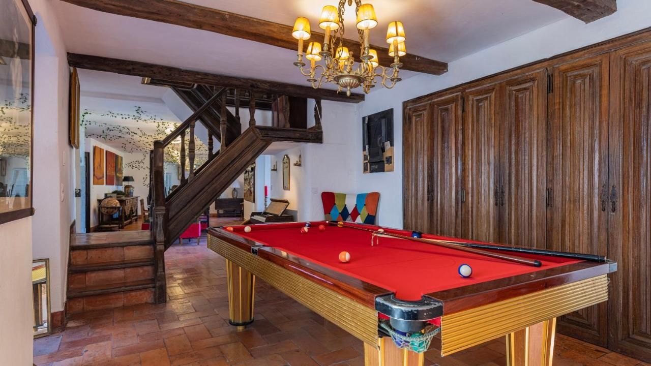 Sintra WOW - Unique double Smart Room in 17th century Palace! Hot tub, Snooker, BBQ, PS5, Sauna, Gym