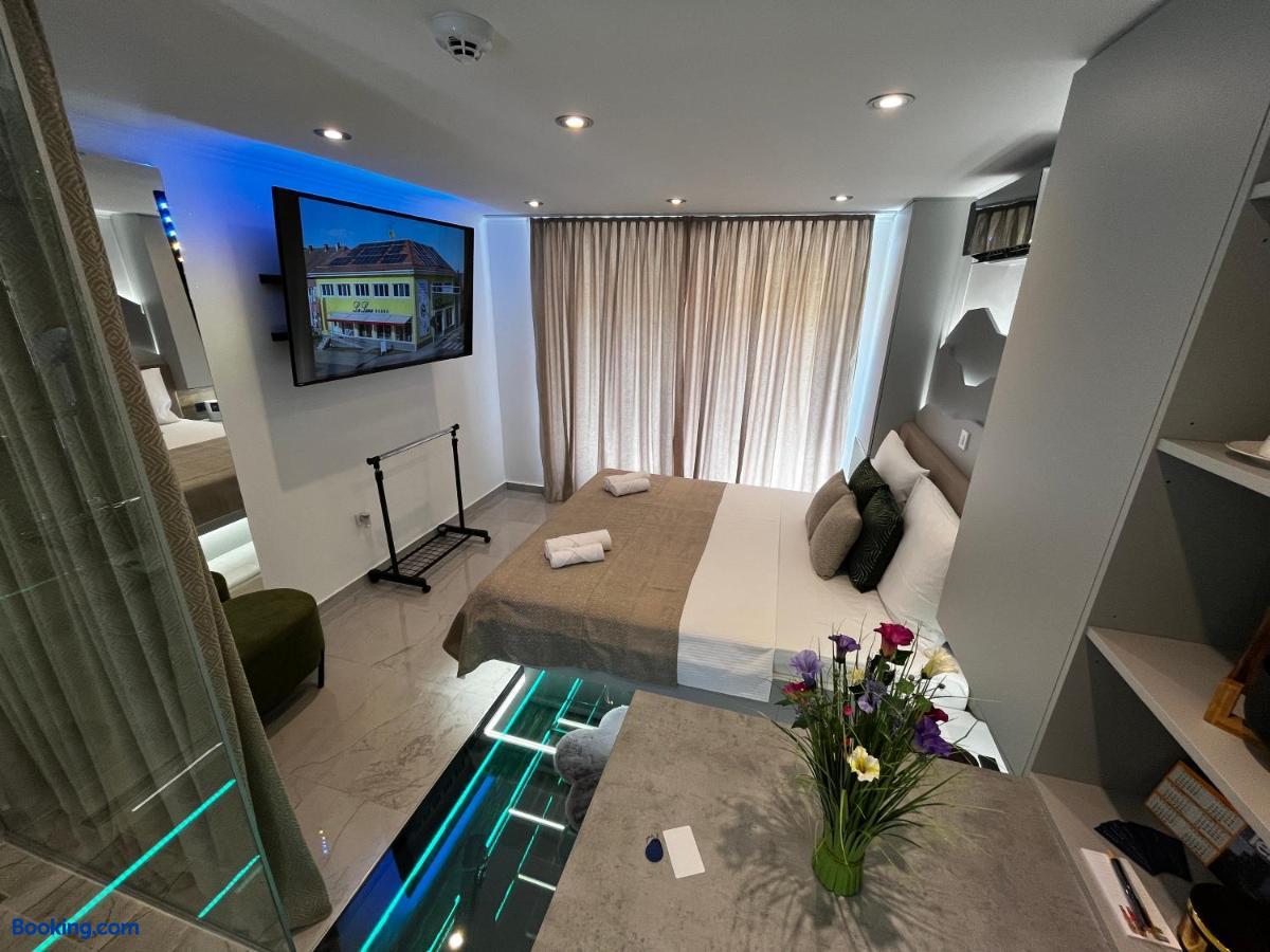 booking-1071692908-581567987-539801 La Luna Petite Suite Deluxe with Free Jacuzzi, Bikes & Covered Parking