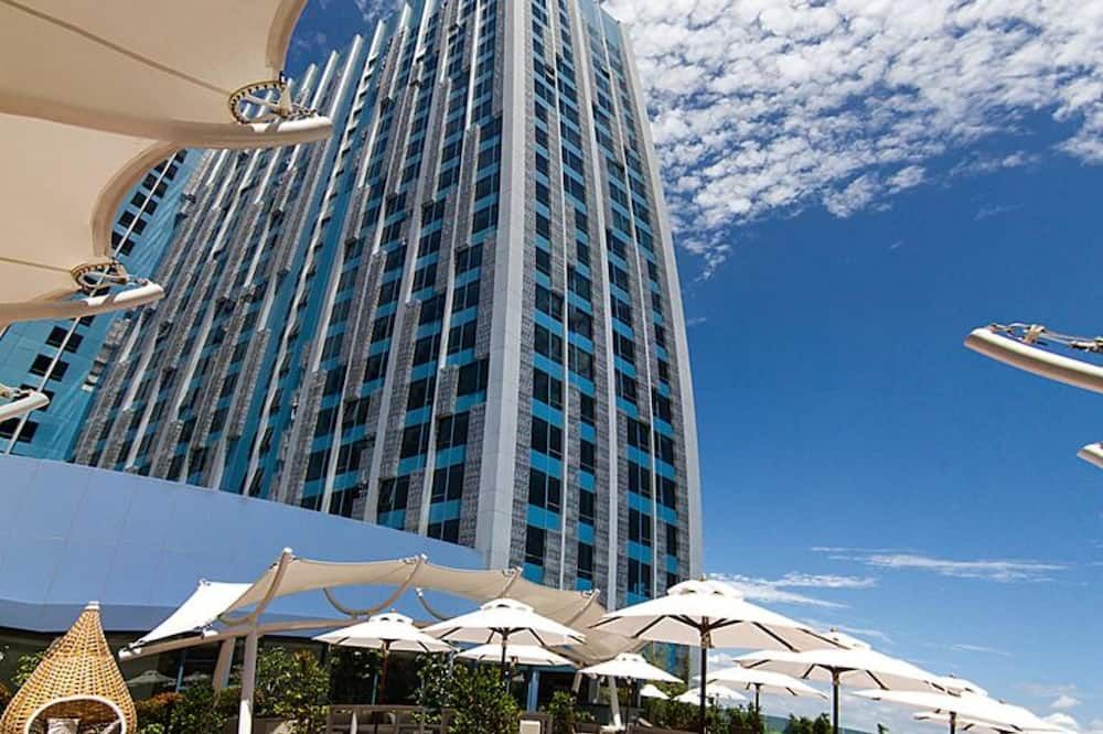 Crimson Hotel Filinvest City, Manila