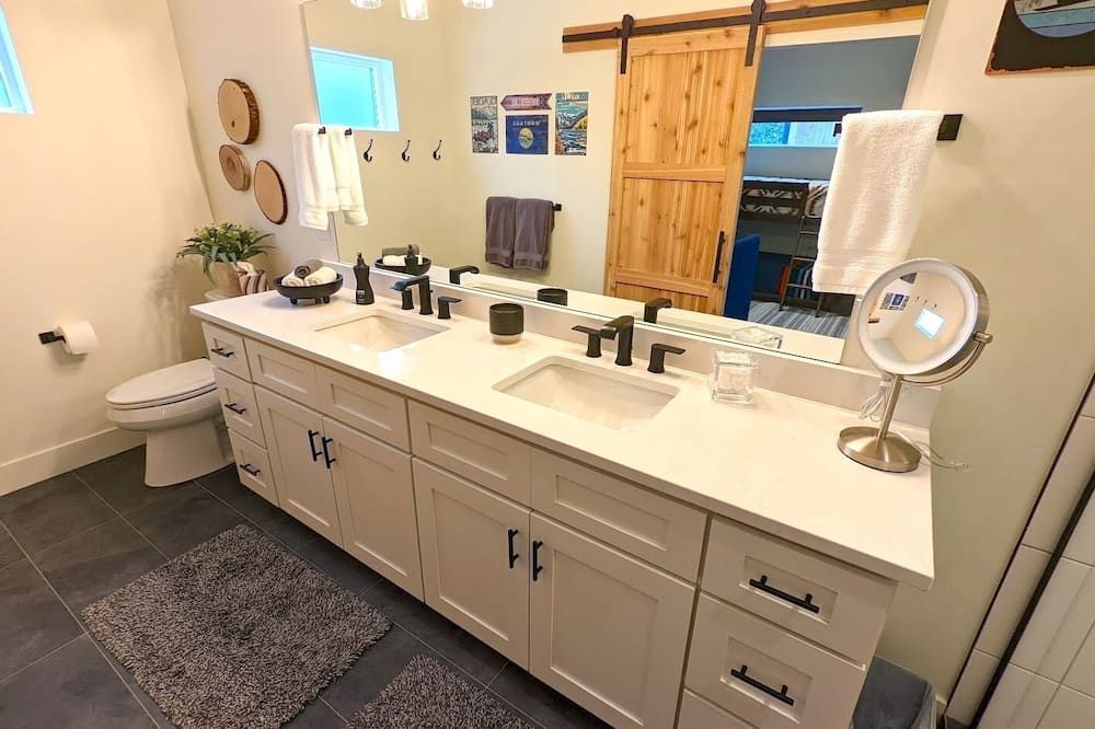 The Lark, New Quarry Property, 3 Bed / 3.5 Bath, Sleeps 8, Pool / Hot Tub / Gym