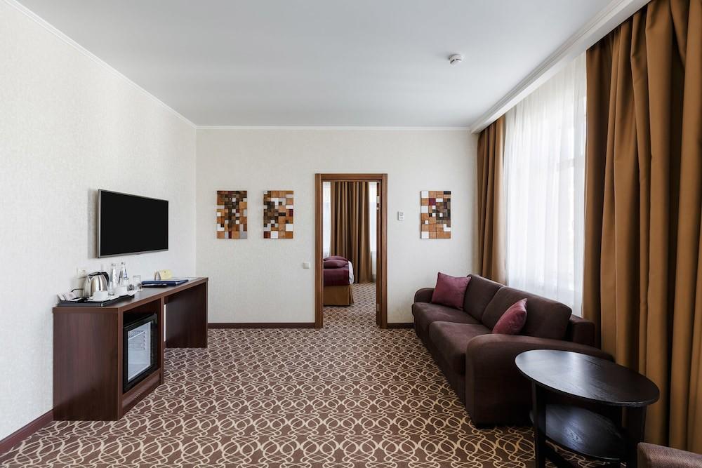 sembo-2857953-db861b-493177 Raymond Hotel