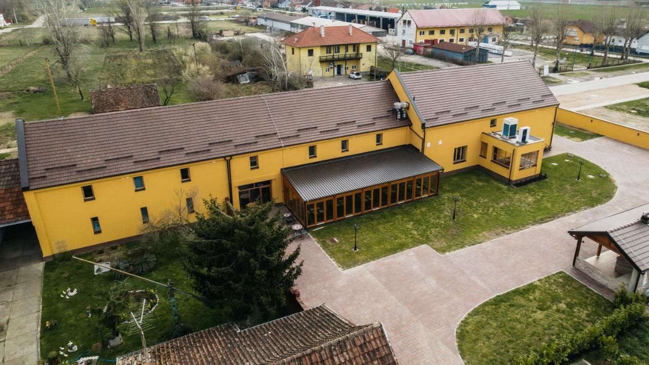 Pansion Mihića dvori