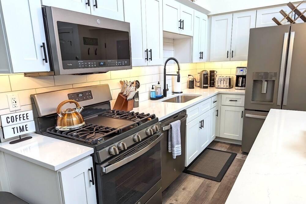 The Lark, New Quarry Property, 3 Bed / 3.5 Bath, Sleeps 8, Pool / Hot Tub / Gym