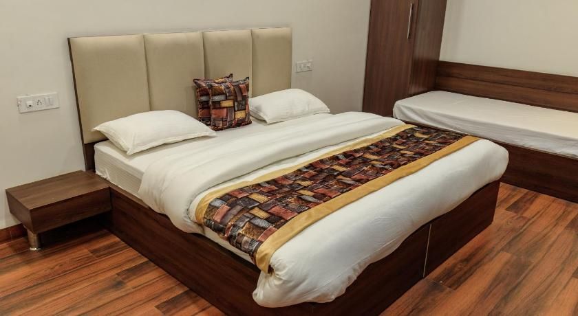 De Manora Homes - Unpretentious hotel with a garden , posh area Ranjit Avenue