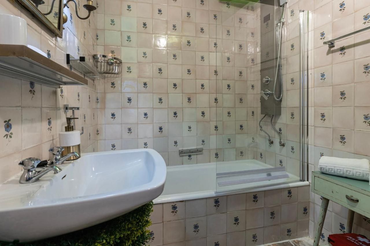 Sintra WOW - Unique double Smart Room in 17th century Palace! Hot tub, Snooker, BBQ, PS5, Sauna, Gym