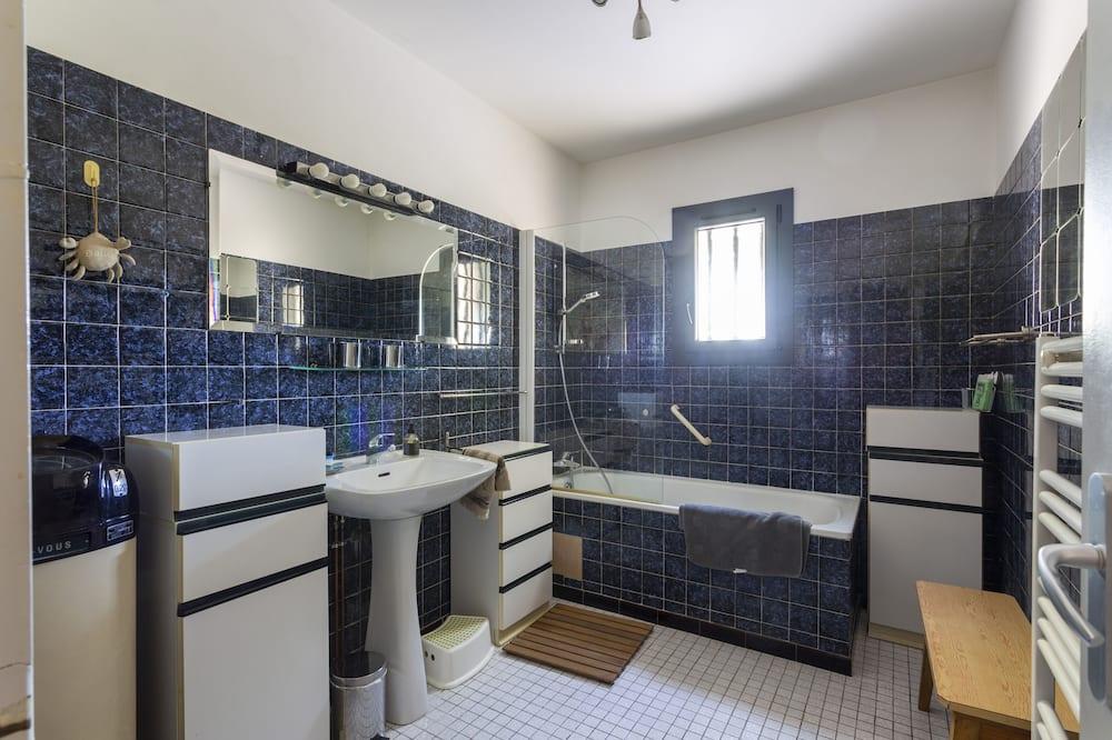 Ground floor of the house 5 minutes from the city centre Provence-Alpes-Côte d'Azur - Fontvieille visuel 4/5 Ground floor of the house 5 minutes from the city centre Provence-Alpes-Côte d'Azur - Fontvieille visuel 4/5