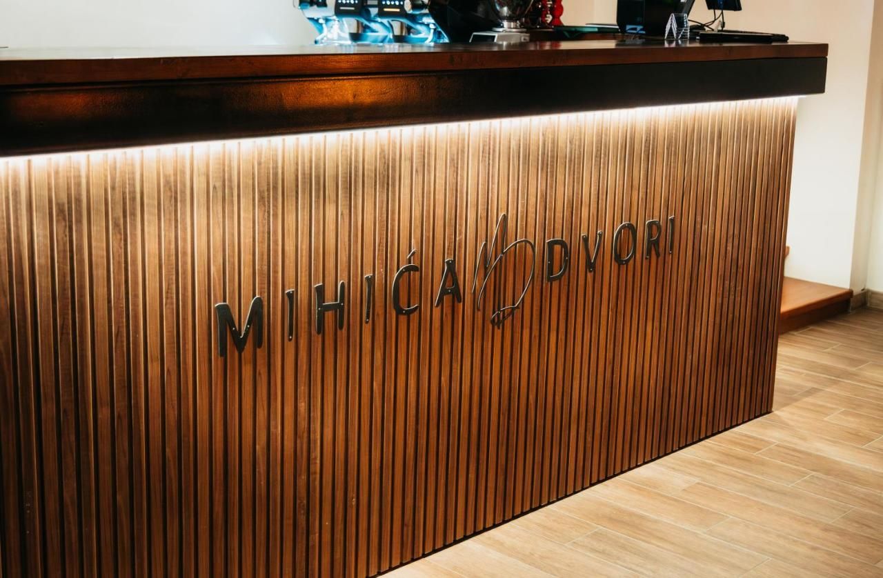 Pansion Mihića dvori