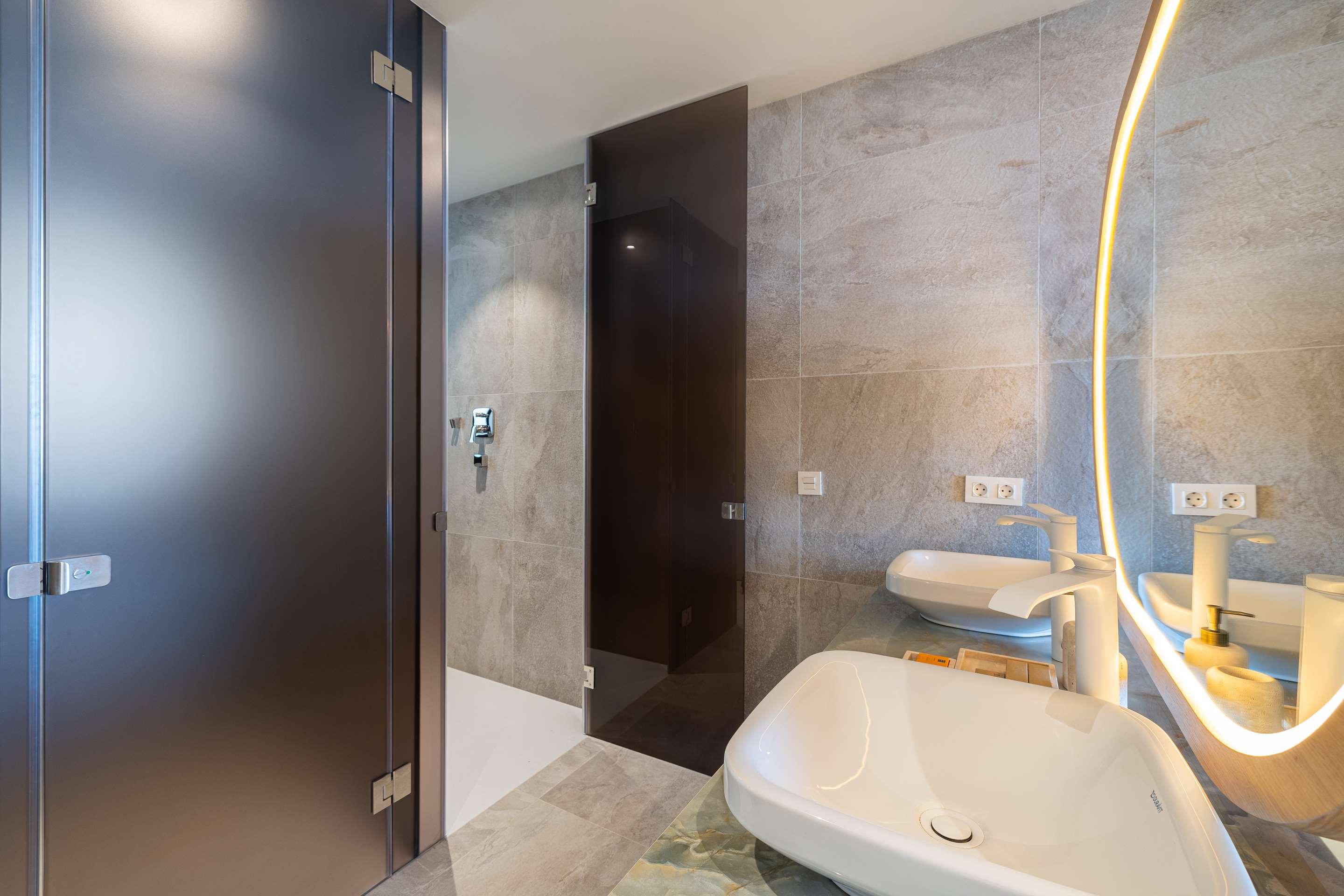 ice-1071367240-118219471-170060 Leiro Residences