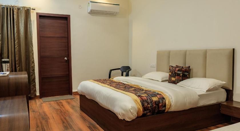 De Manora Homes - Unpretentious hotel with a garden , posh area Ranjit Avenue