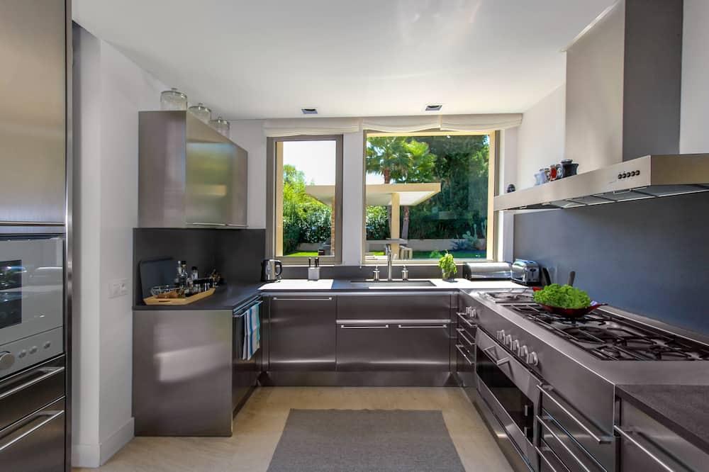 Luxury Contemporary Villa with a unique and quiet location in the village Provence-Alpes-Côte d'Azur - Saint-Tropez visuel 1/5 Luxury Contemporary Villa with a unique and quiet location in the village Provence-Alpes-Côte d'Azur - Saint-Tropez visuel 1/5