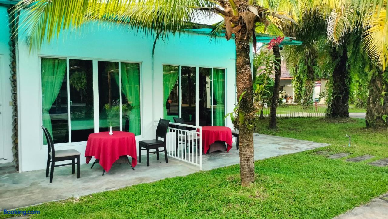 booking-2256125-502048110-038465 Twin Palms Resort