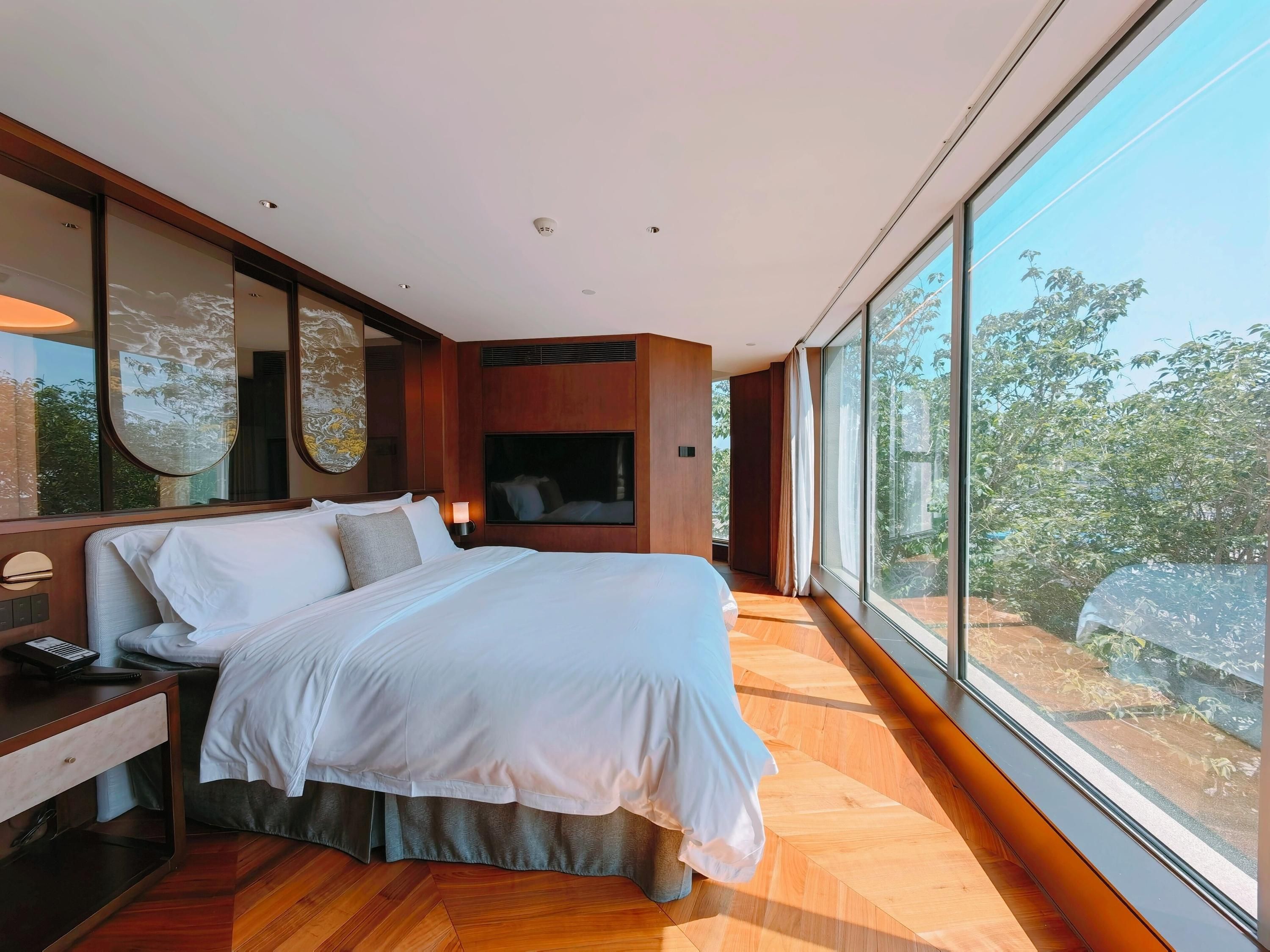 Purple Horse Hotel &beijing Hutong Designer Boutique Garden Hotel&french Window&close To The Forbidden City&tian'anmen&wangfujing&nanluogu Lane&lama Temple&360-Degree Viewing Terrace Bar&roof Swimming Pool&private Bathtub&laundry&gym&family Suite