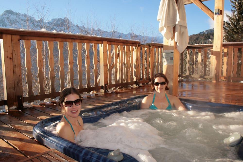 Chalet Jonquille 12 persons with outdoor Jacuzzi, 6 bedrooms - Rhône-Alpes - Oz-en-Oisans visuel 2/5 Chalet Jonquille 12 persons with outdoor Jacuzzi, 6 bedrooms - Rhône-Alpes - Oz-en-Oisans visuel 2/5