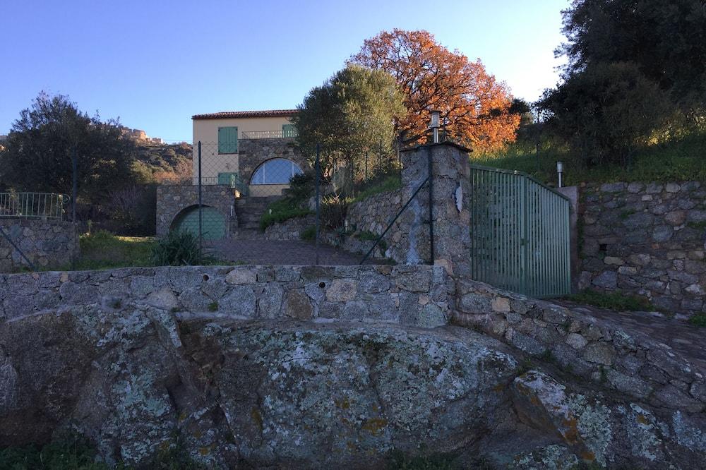 New villa between sea and mountain near all trade. Corsica - Aregno visuel 4/5