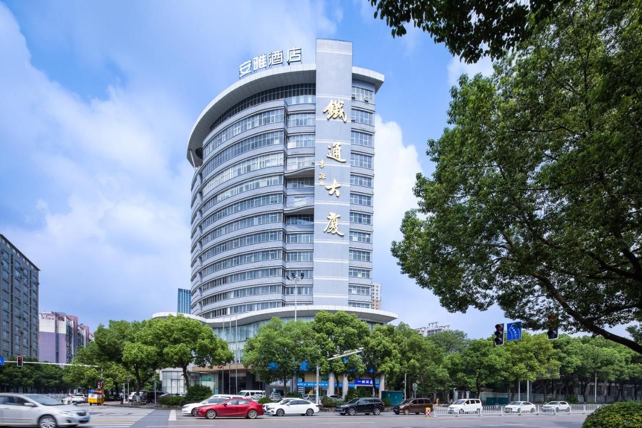 Anya Hotel -Next to Jiefang West Bar Street 2 minutes to the subway station free coffee free laundry free gym, huge windows