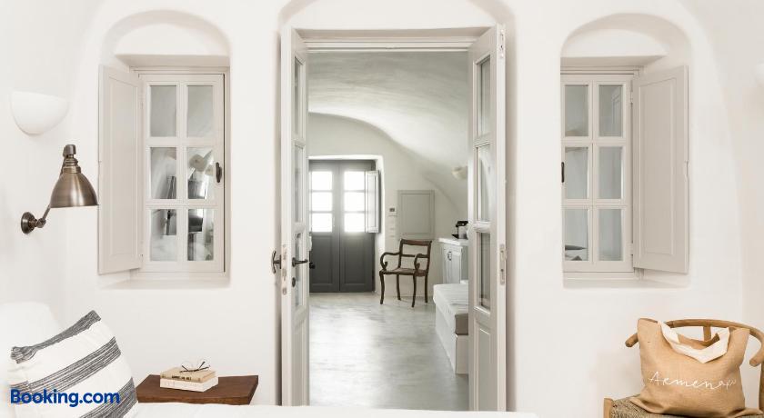 booking-1070793944-483402981-376173 Armenaki Santorini