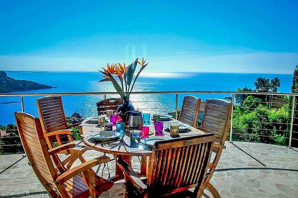 Lovely Villa With Dazzling Sea Views Not Far From Cannes Provence-Alpes-Côte d'Azur - Saint-Raphaël visuel 2/5 Lovely Villa With Dazzling Sea Views Not Far From Cannes Provence-Alpes-Côte d'Azur - Saint-Raphaël visuel 2/5