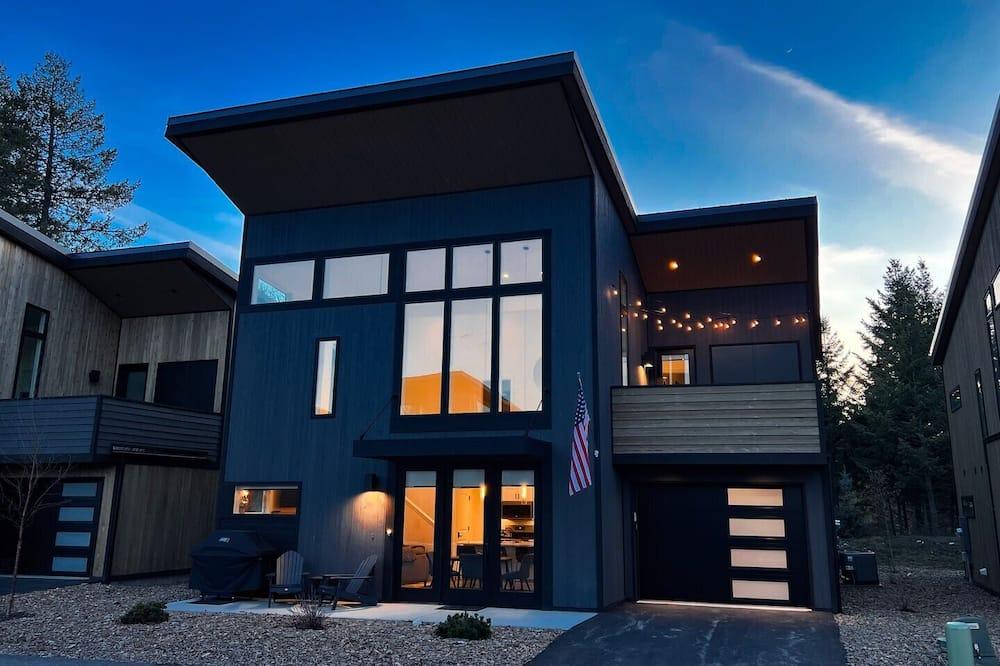 The Lark, New Quarry Property, 3 Bed / 3.5 Bath, Sleeps 8, Pool / Hot Tub / Gym