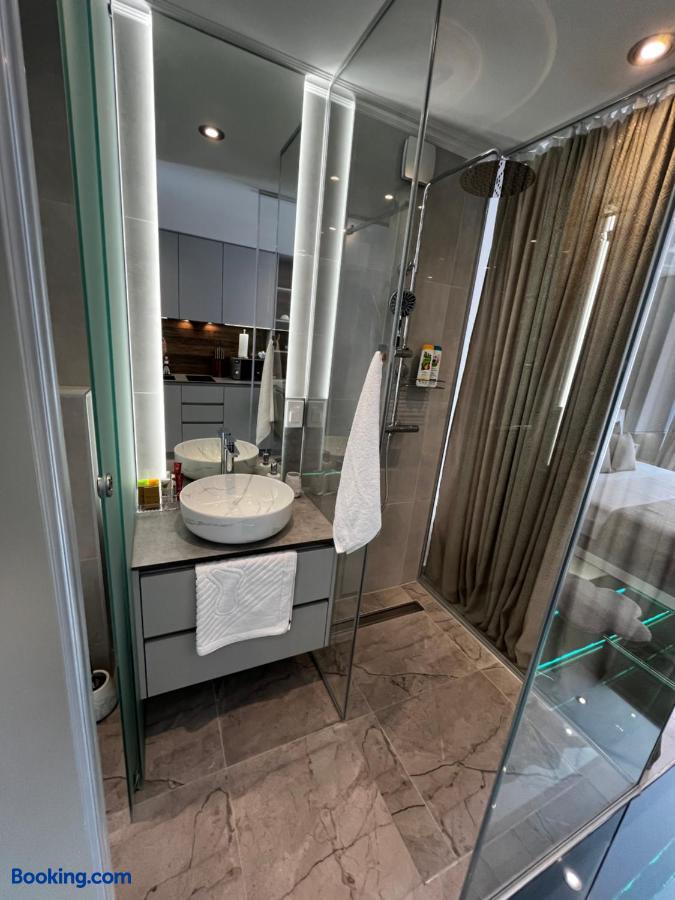 booking-1071692908-581567952-432526 La Luna Petite Suite Deluxe with Free Jacuzzi, Bikes & Covered Parking