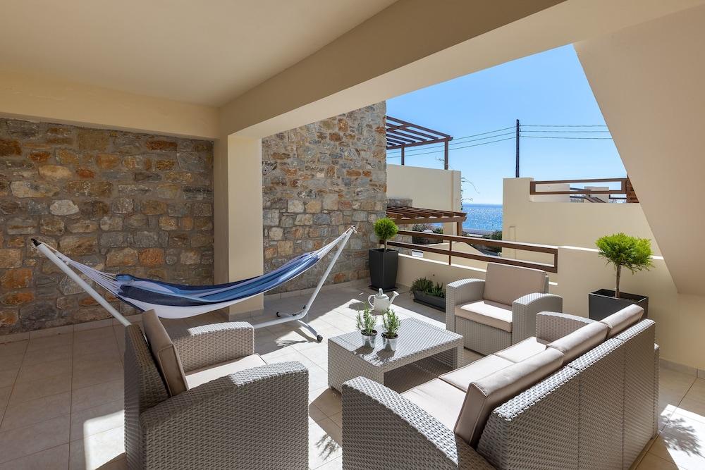 sembo-3788326-f99fce-767553 Syra Bay