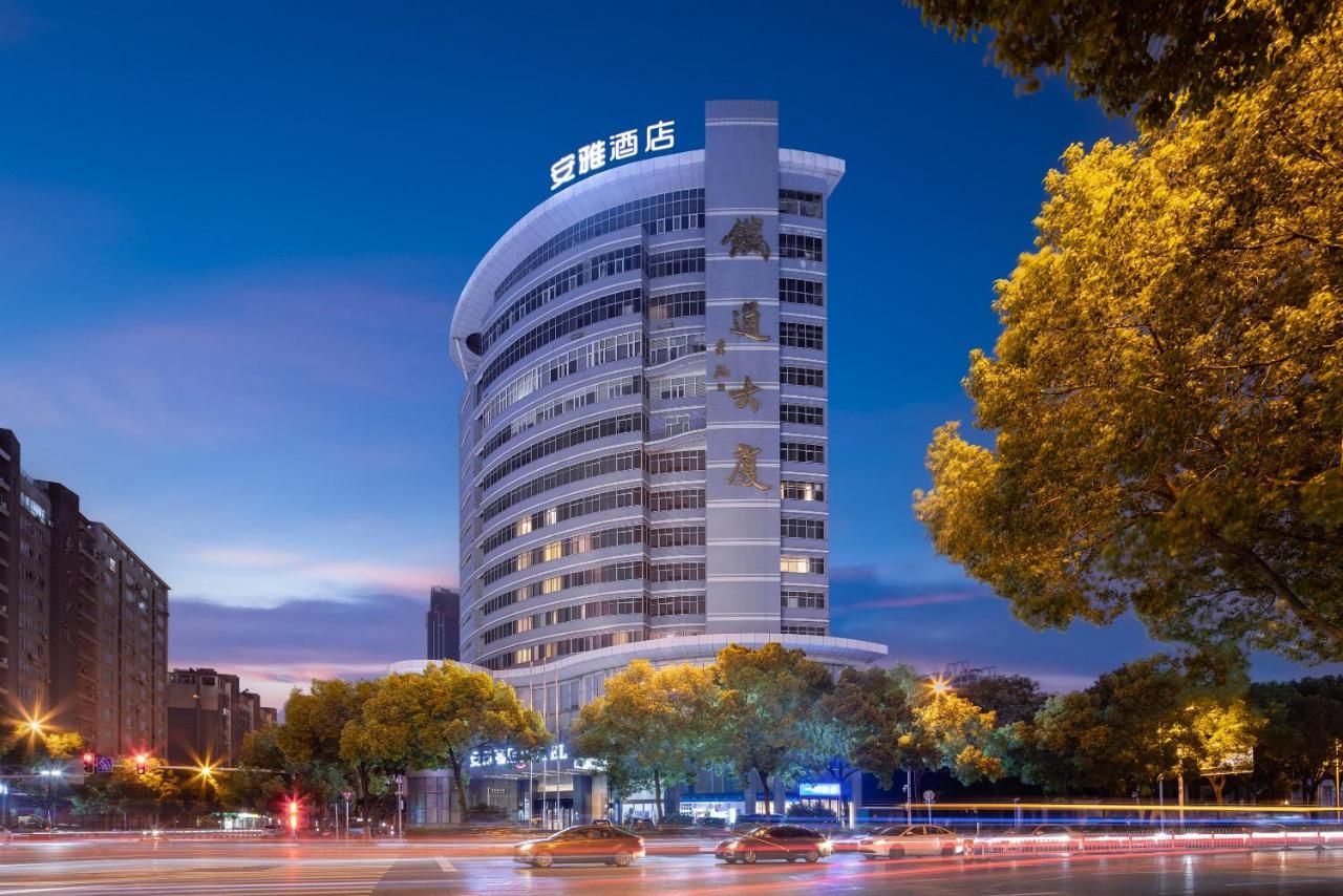 Anya Hotel -Next to Jiefang West Bar Street 2 minutes to the subway station free coffee free laundry free gym, huge windows