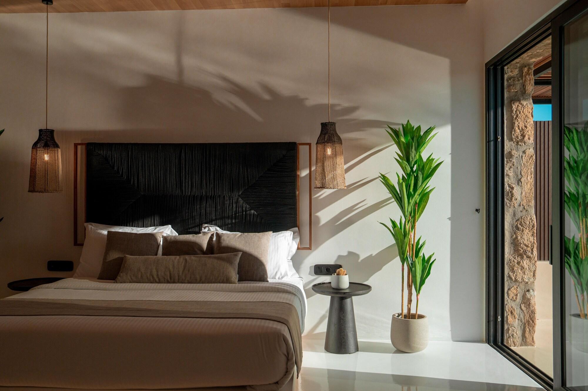 expedia_group-7098866-51bf95-303072 Ftelia Black Villas