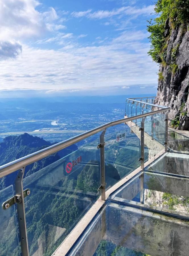 Anya Hotel -Next to Jiefang West Bar Street 2 minutes to the subway station free coffee free laundry free gym, huge windows