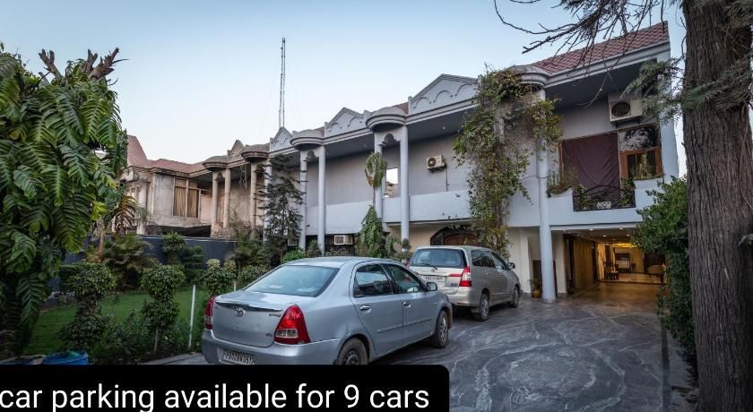 De Manora Homes - Unpretentious hotel with a garden , posh area Ranjit Avenue