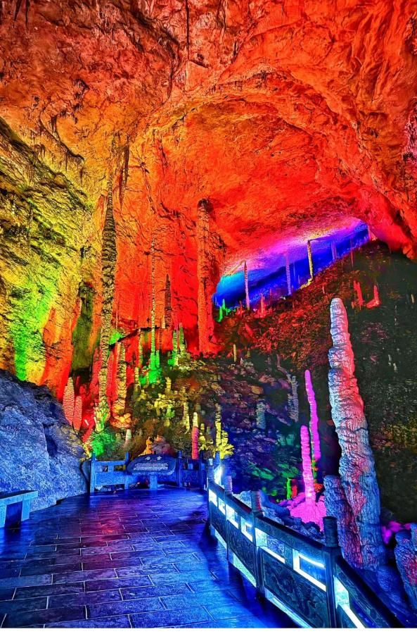 Anya Hotel -Next to Jiefang West Bar Street 2 minutes to the subway station free coffee free laundry free gym, huge windows