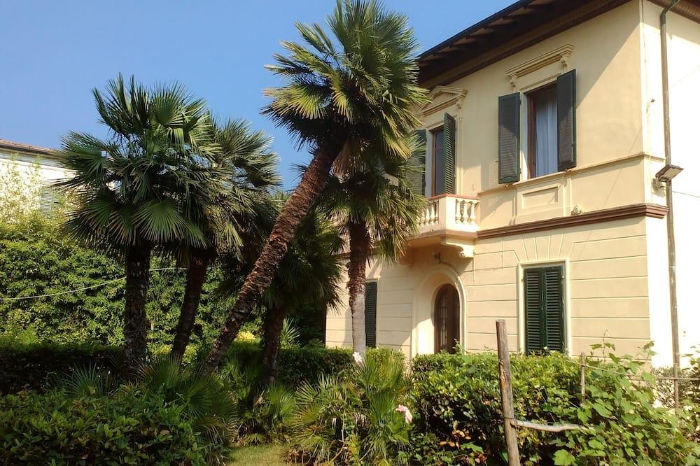 Liberty villa with private garden and parking. Close to the sea and the lake Toscane - Torre del Lago Puccini visuel 3/5 Liberty villa with private garden and parking. Close to the sea and the lake Toscane - Torre del Lago Puccini visuel 3/5