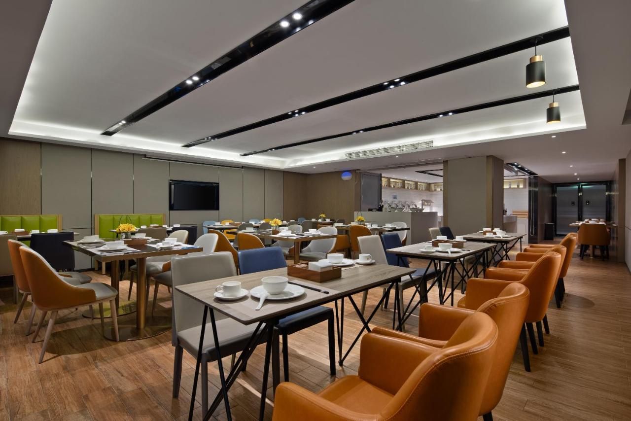 Anya Hotel -Next to Jiefang West Bar Street 2 minutes to the subway station free coffee free laundry free gym, huge windows