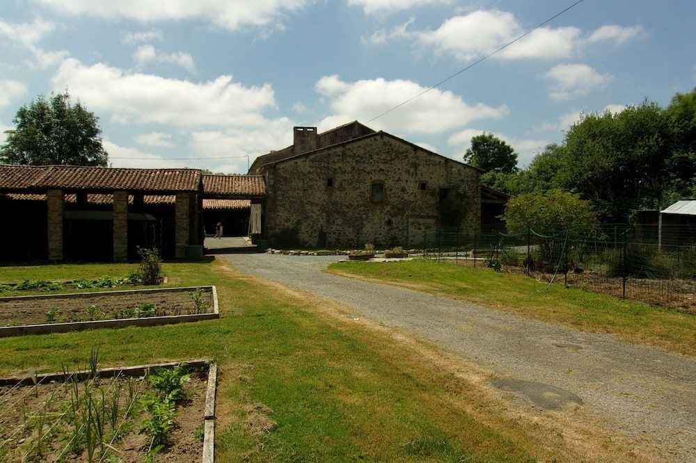 B&B in an old fortified French farm + basic camping offered Poitou-Charentes - La Forêt-de-Tessé visuel 1/5