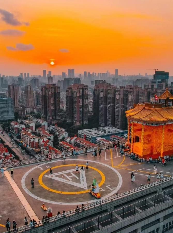 Anya Hotel -Next to Jiefang West Bar Street 2 minutes to the subway station free coffee free laundry free gym, huge windows