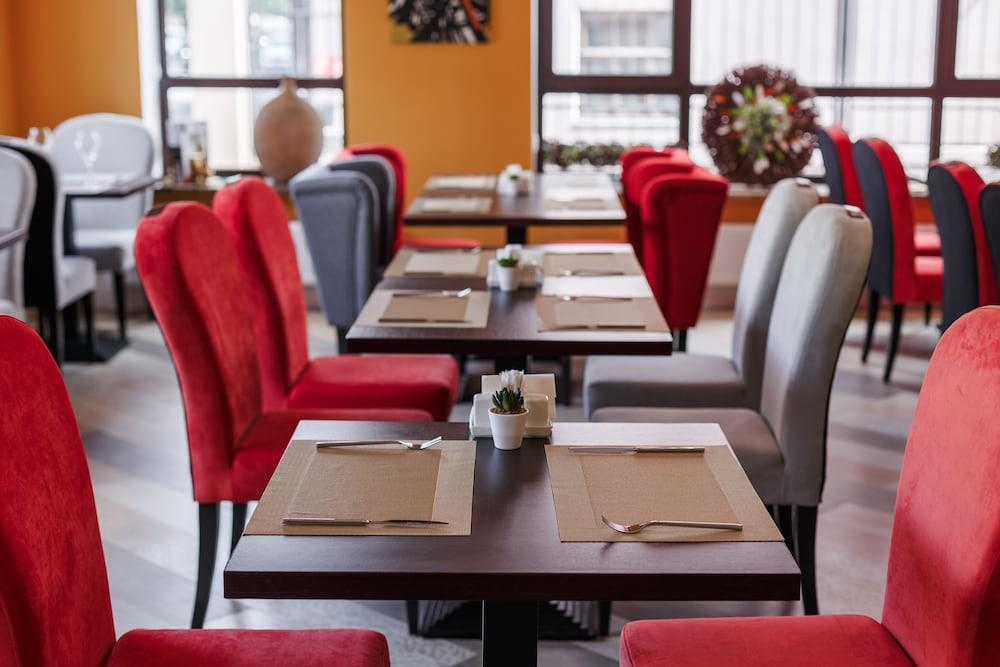 sembo-2857953-c7ef9a-673481 Raymond Hotel