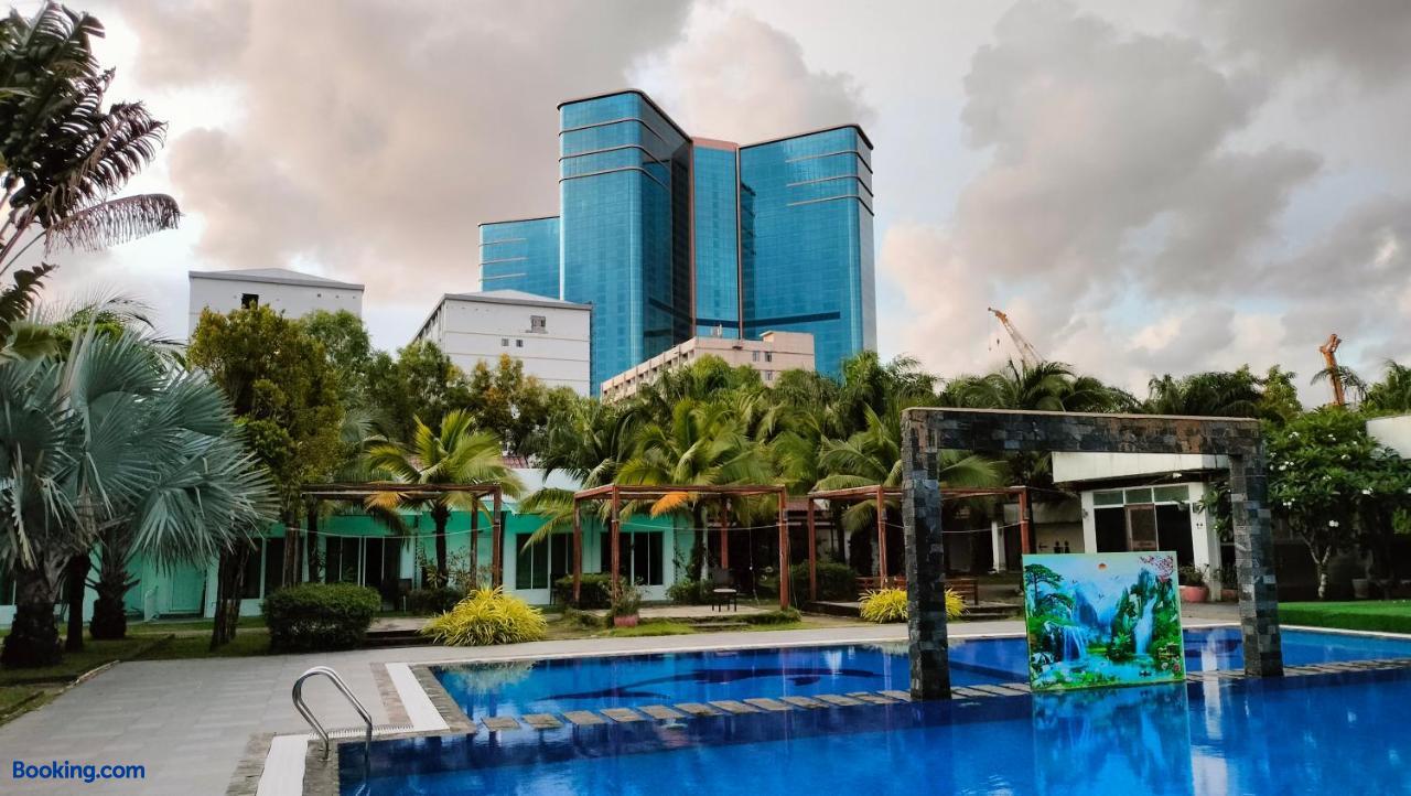 booking-2256125-493044325-465572 Twin Palms Resort