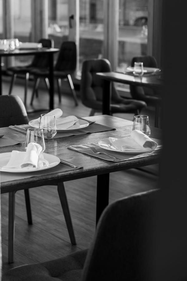 Pansion Mihića dvori