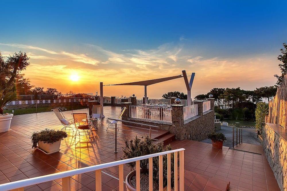 Villa Godiva: A splendid and luminous two-story villa located on a hillside, facing the sea, with Free WI-FI. Campanië - Glimlach visuel 3/5 Villa Godiva: A splendid and luminous two-story villa located on a hillside, facing the sea, with Free WI-FI. Campanië - Glimlach visuel 3/5