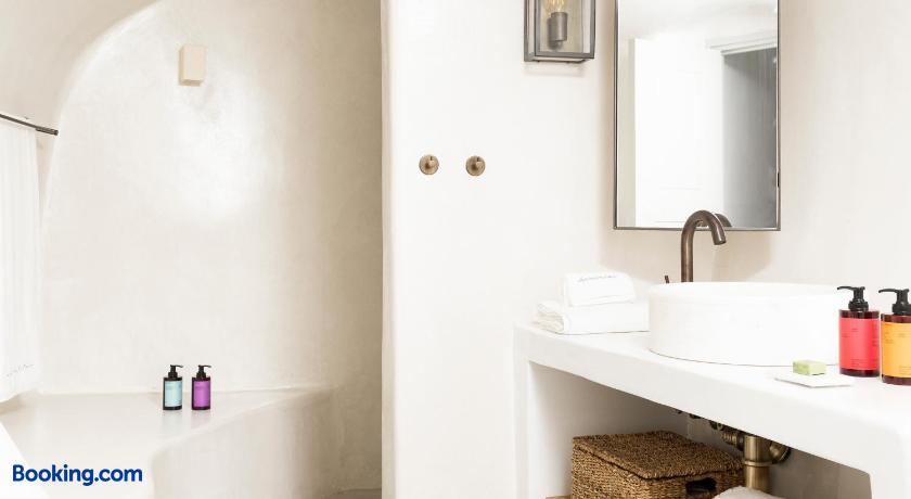 booking-1070793944-483400870-253803 Armenaki Santorini
