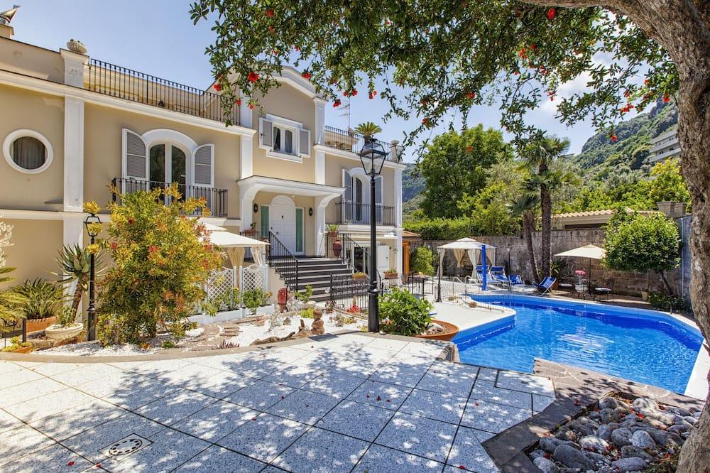 Centrally located villa with private pool and air-con, wi-fi for up to 14 people Campanië - Glimlach visuel 1/5