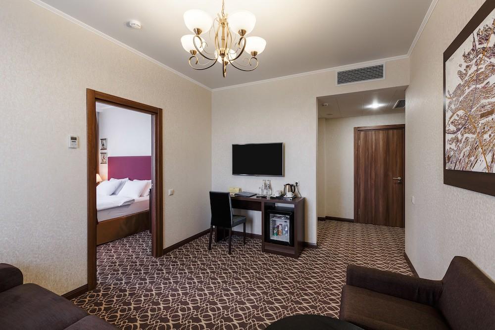 sembo-2857953-f69d87-053569 Raymond Hotel