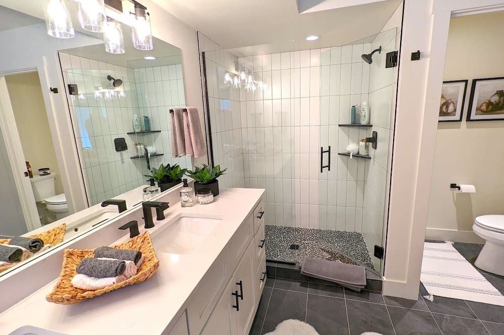 The Lark, New Quarry Property, 3 Bed / 3.5 Bath, Sleeps 8, Pool / Hot Tub / Gym