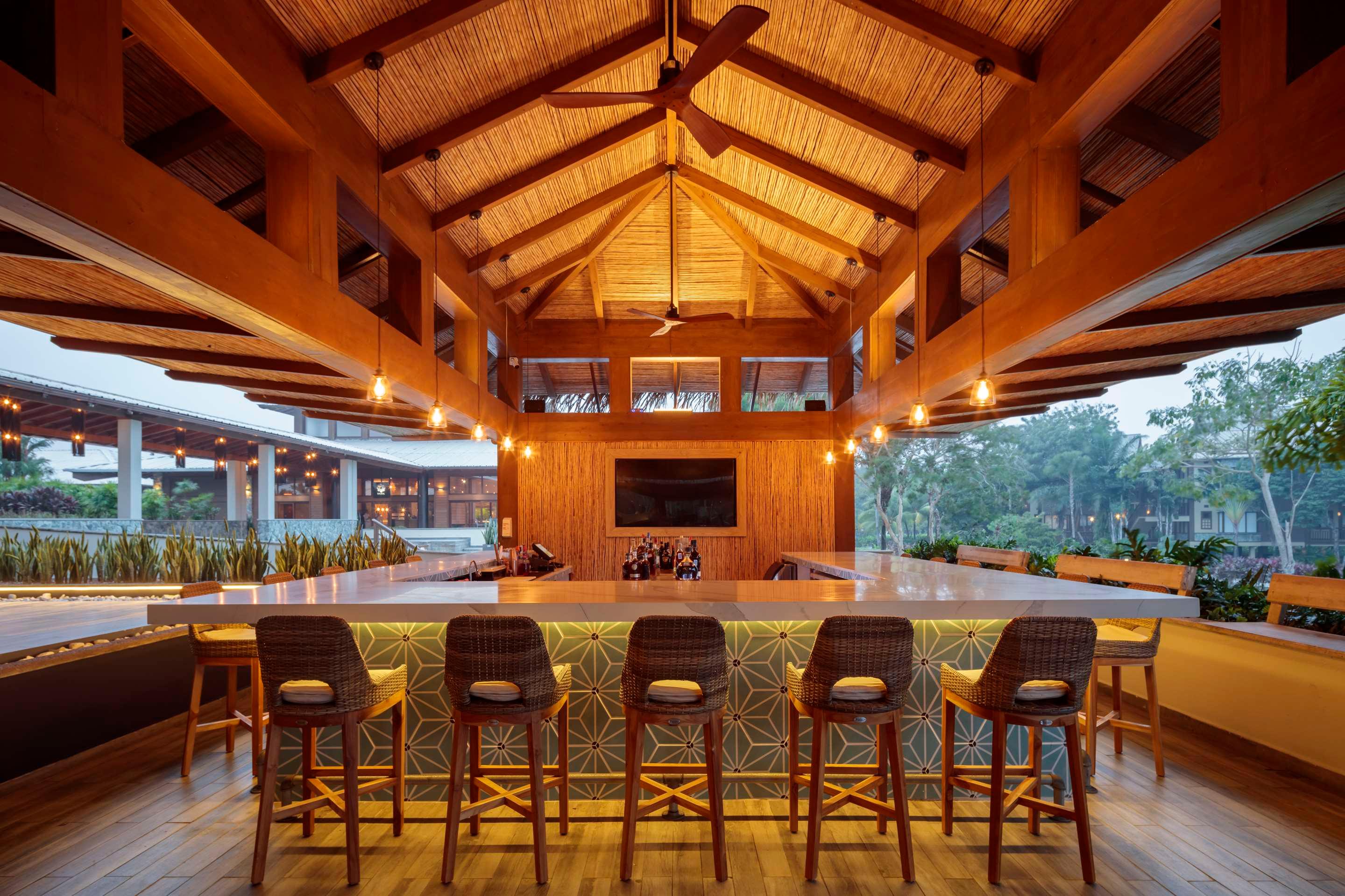 ice-2058707-108234644-156014 Indura Beach & Golf Resort Curio Collection By Hilton