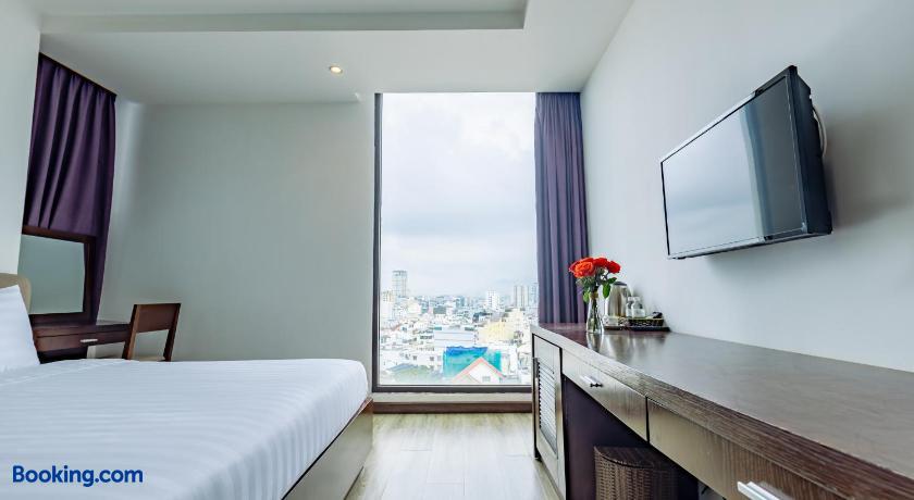 booking-1070875012-528065299-473333 Golden Sun Apartment by New Sky Travel