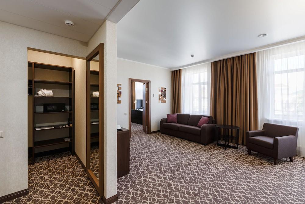 sembo-2857953-b26564-966332 Raymond Hotel