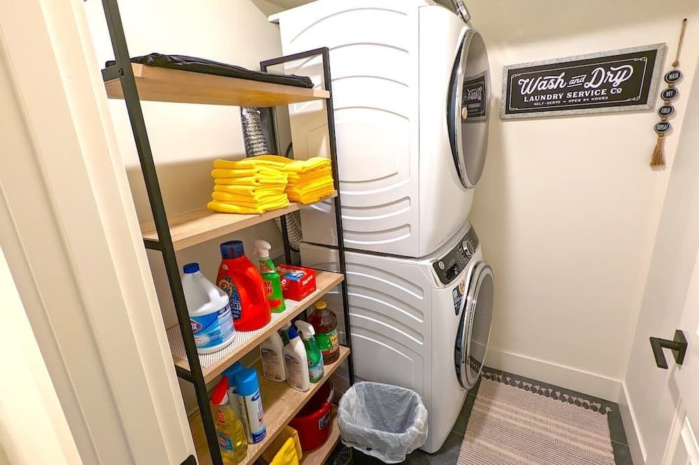 The Lark, New Quarry Property, 3 Bed / 3.5 Bath, Sleeps 8, Pool / Hot Tub / Gym