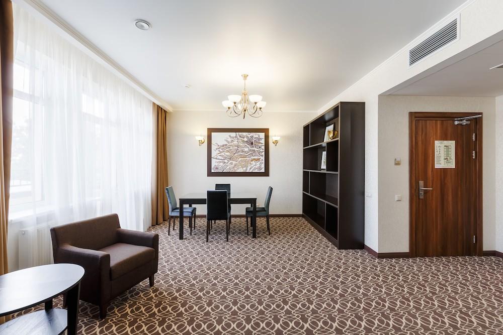 sembo-2857953-14ded9-404416 Raymond Hotel
