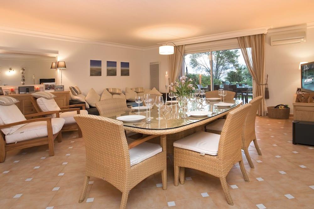 4 bed sleeps 8 beach front villa with Shared Pool and Private Garden. Provence-Alpes-Côte d'Azur - Argens visuel 2/10