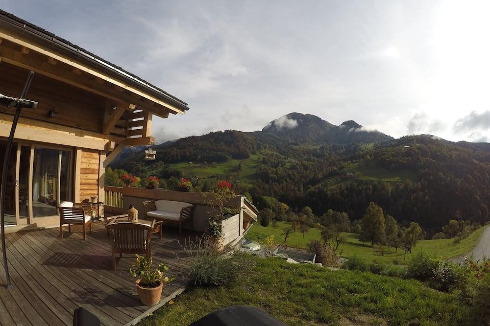 Chalet with panoramic view, access to the slopes via free shuttle at 100 meters. Rhône-Alpes - Manigod visuel 3/5 Chalet with panoramic view, access to the slopes via free shuttle at 100 meters. Rhône-Alpes - Manigod visuel 3/5